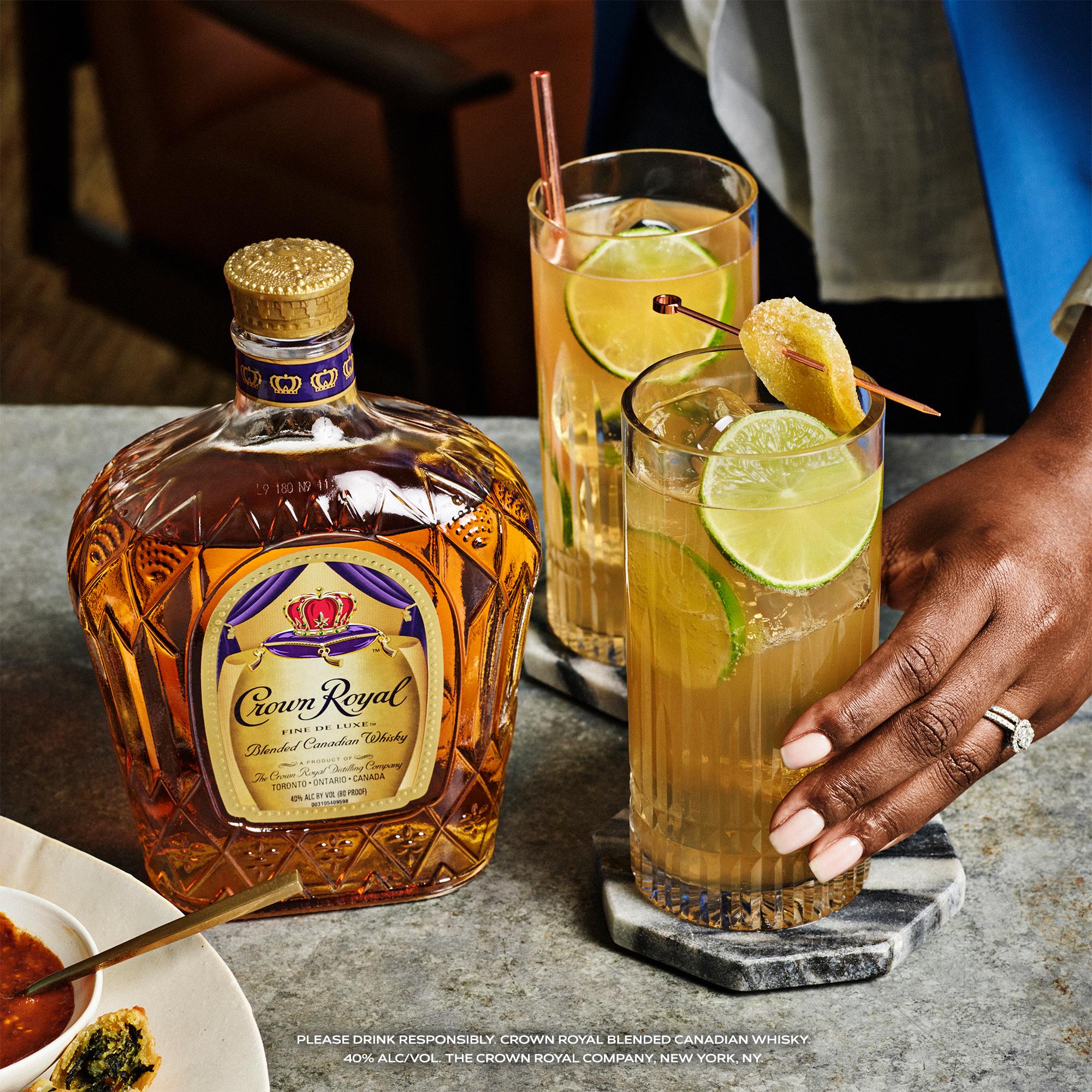 CROWN ROYAL FINE DE LUXE BLENDED CANADIAN WHISKY WITH TWO SIGNATURE ROCKS GLASSES
